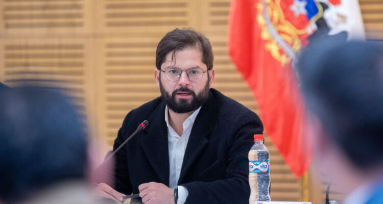 Ofician a Boric para que se prohiba a AFP reparto de utilidades entre accionistas si caen los fondos