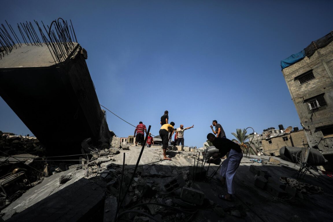 Escombros tras un ataque aéreo en Gaza