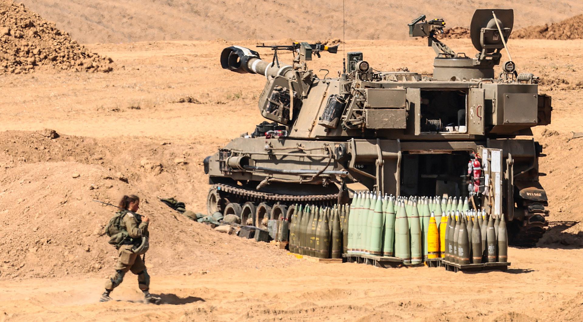 Fuerzas israelíes a lo largo de la frontera con Gaza