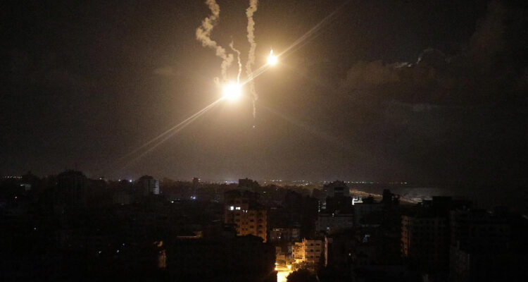 Bengalas del ejército israelí iluminan la ciudad de Al Zhra en el sur de Gaza