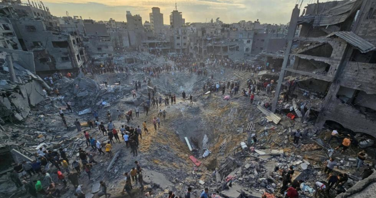 palestinos buscan víctimas en el lugar de los ataques israelíes, en el campo de refugiados de Jabalia
