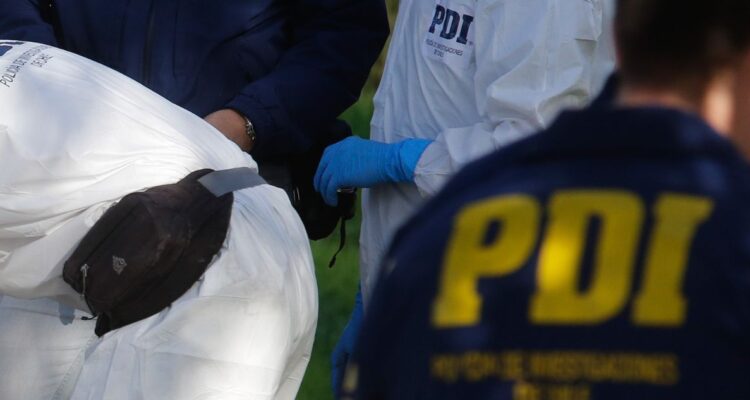 Hombre halla osamentas humanas en el patio de su casa en Puerto Montt: serían restos arqueológicos