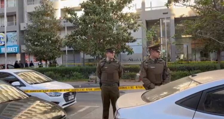 Adolescente extranjero fue asesinado con puñalada en el pecho y abandonado en plena calle de Santiago