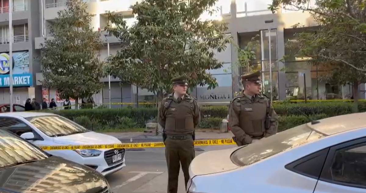 Adolescente extranjero fue asesinado con puñalada en el pecho y abandonado en plena calle de Santiago