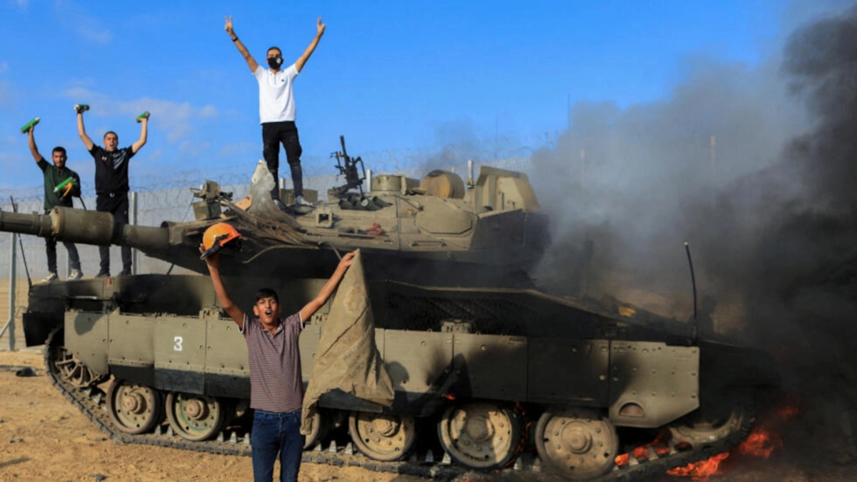 Palestinos celebran destrucción de tanque israelí