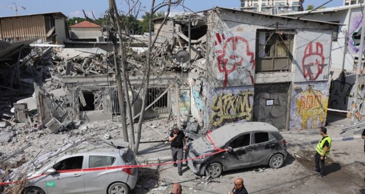 Policía en el lugar de un edificio destruido en Tel Aviv después del ataque de Hamás a Israel