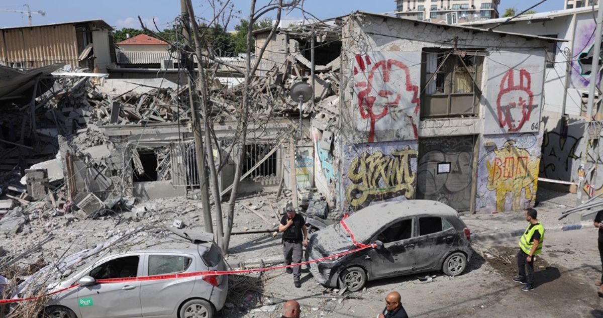 Policía en el lugar de un edificio destruido en Tel Aviv después del ataque de Hamás a Israel