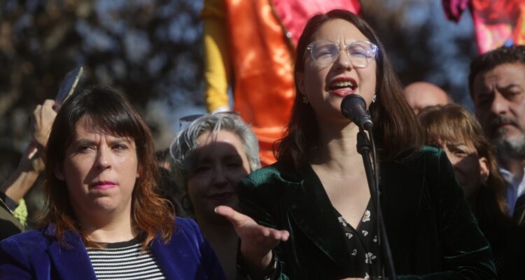 Delegada Martínez descarta polémica judicial con alcaldesa Hassler por toldos azules en Meiggs