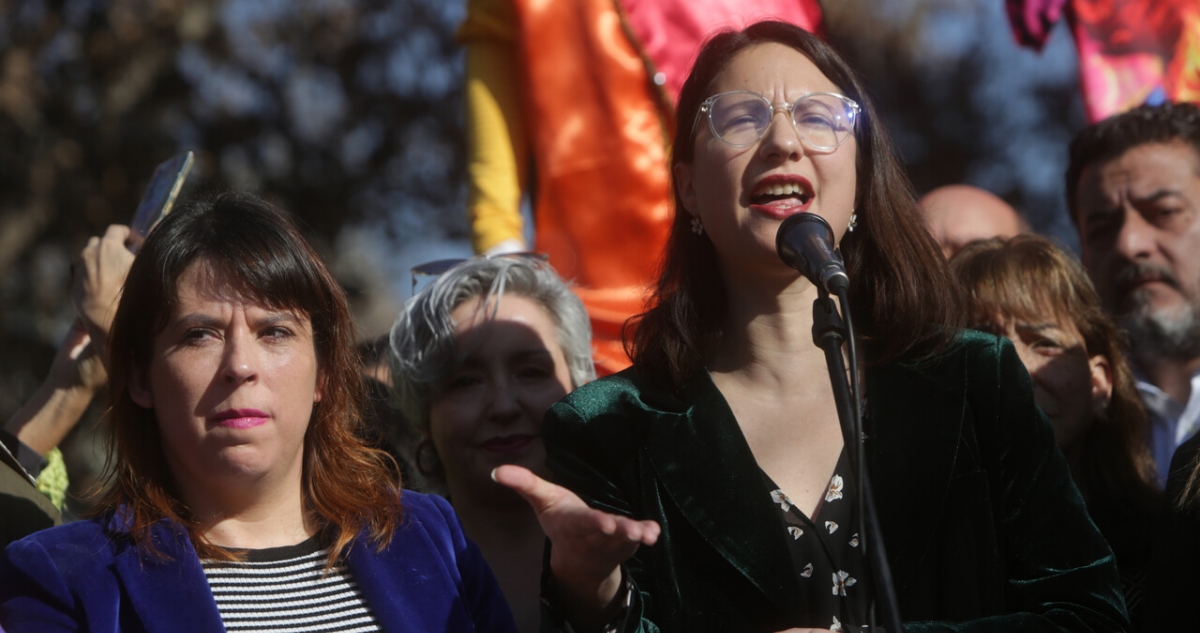 Delegada Martínez descarta polémica judicial con alcaldesa Hassler por toldos azules en Meiggs