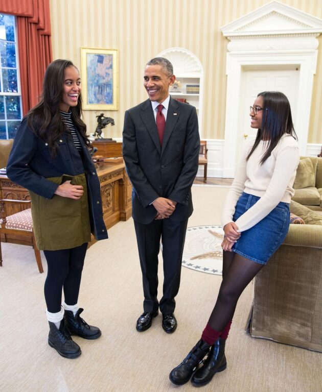 Barack Obama y sus hijas en el salón oval de la Casa Blanca