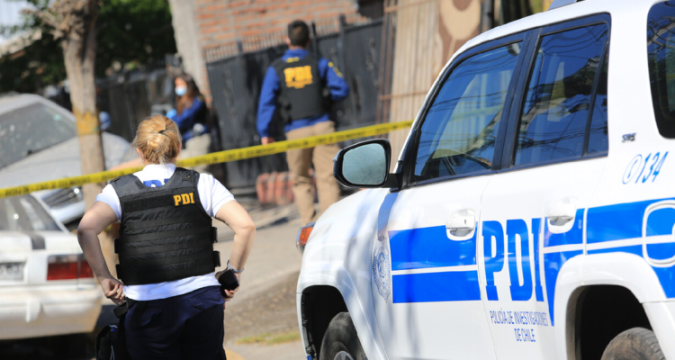 Hombre fue asesinado a balazos mientras conducía en Renca
