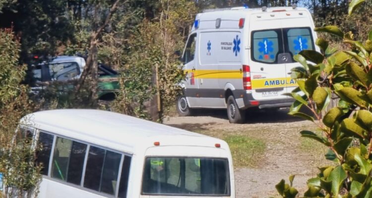 Hombre muere aplastado por minibús que reparaba en Dalcahue