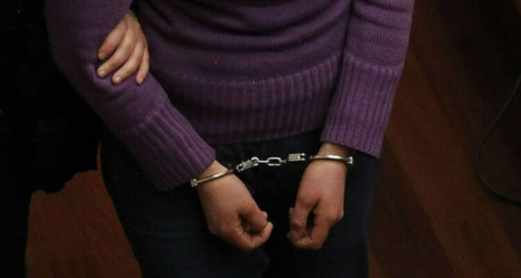 Condenan a 20 años de cárcel a madre e hijo que mataron a mujer con 60 estocadas en Estación Central