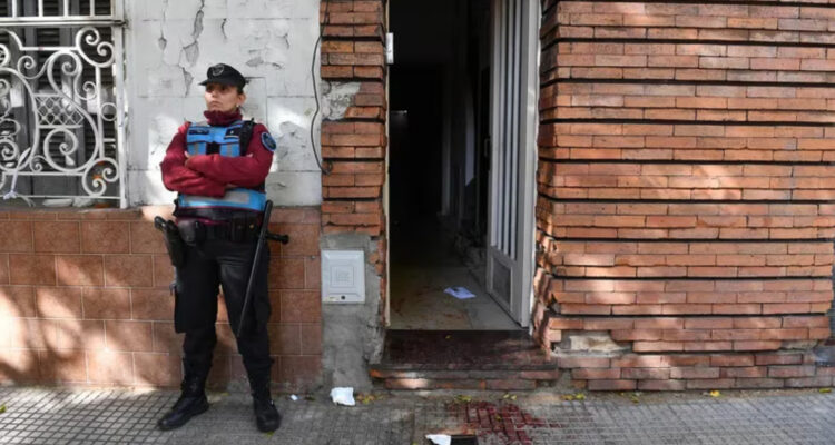 Horror en Argentina: hombre mató a puñaladas a sus suegros, hirió a su esposa embarazada y se suicidó
