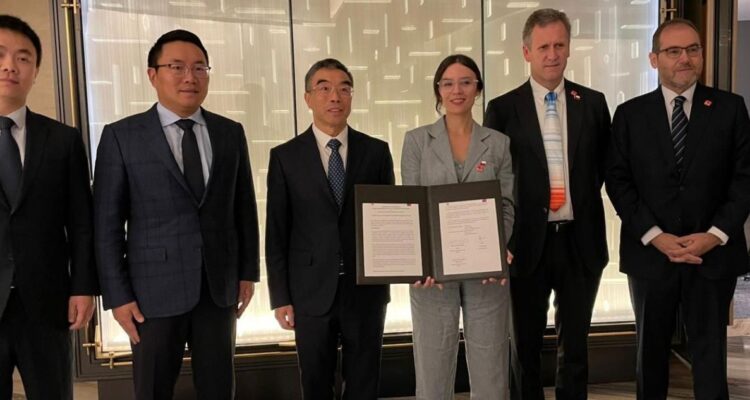 Ministra Vallejo anuncia acuerdo de colaboración con Huawei: incluye becas en educación digital