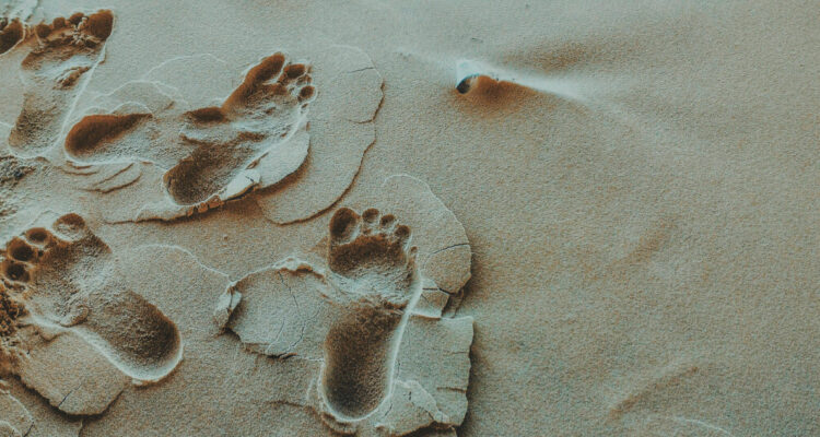 Encuentran huellas fósiles que indican que los humanos usaban zapatos hace más de 75.000 años