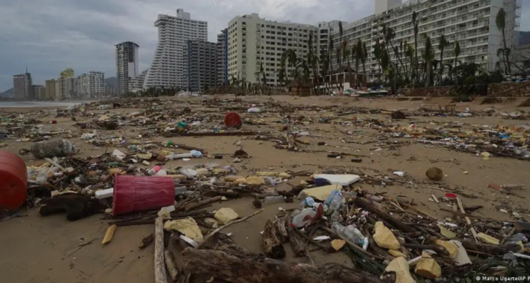 Los escombros inundan la playa de Acapulco