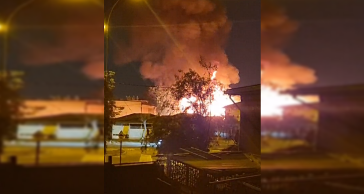 Hombre muere tras incendio que destruyó dos viviendas en El Bosque