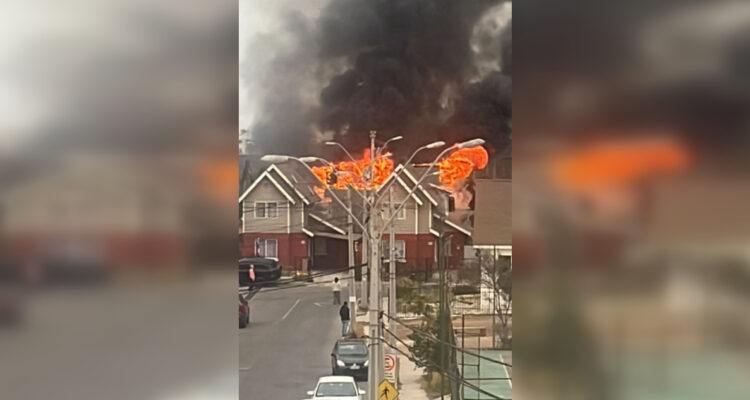 Voraz incendio afecta al menos a una vivienda en condominio en La Serena