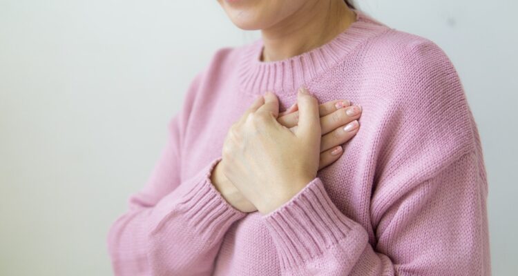 Las mujeres suelen recibir menos primeros auxilios cuando sufren un infarto.