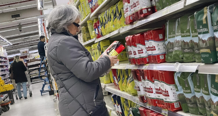 Mujer comprando mate en un supermercado en Buenos Aires