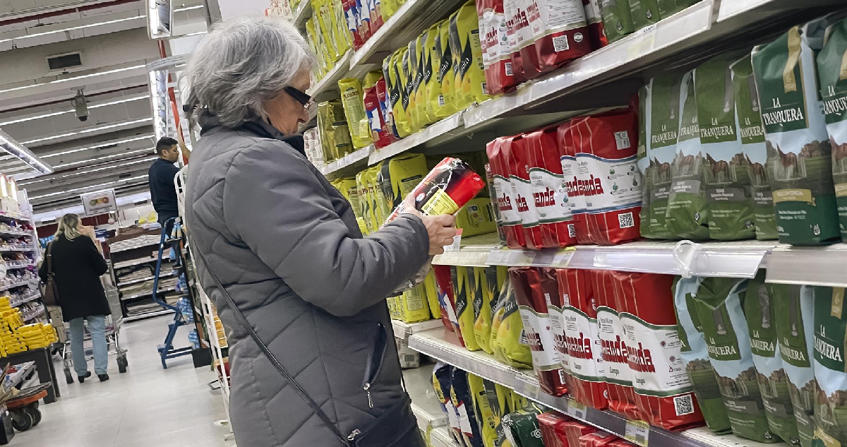 Mujer comprando mate en un supermercado en Buenos Aires