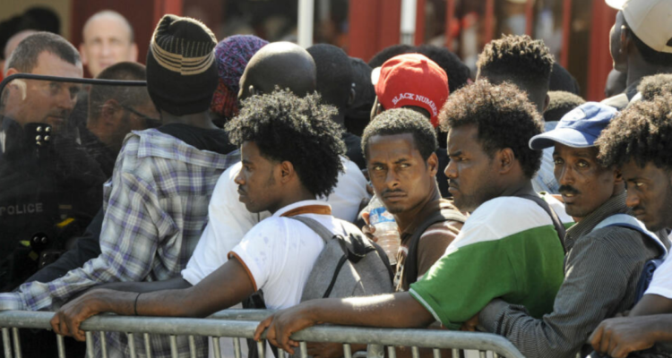 Imagen de archivo. Migrantes y refugiados esperan para obtener alojamiento de emergencia en Nantes