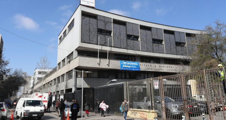 Municipio de Santiago condena hechos de violencia en liceos y ya ha presentado 8 querellas en el año