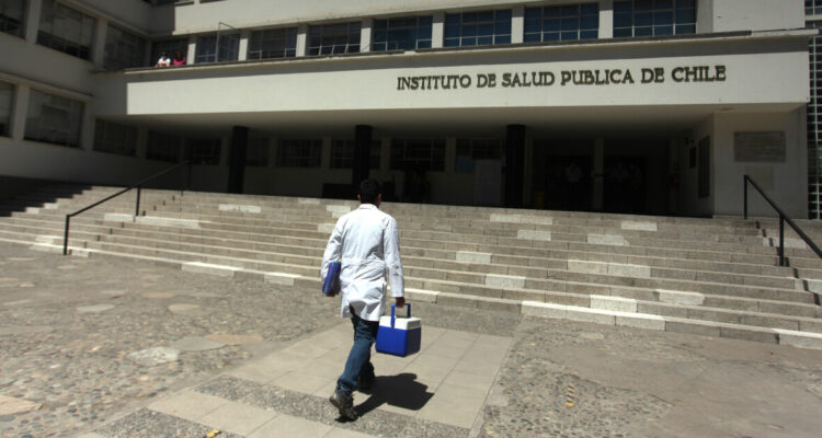 Funcionarios del ISP exigen reintegro de exdirector tras salida por polémica con laboratorio Sanderson