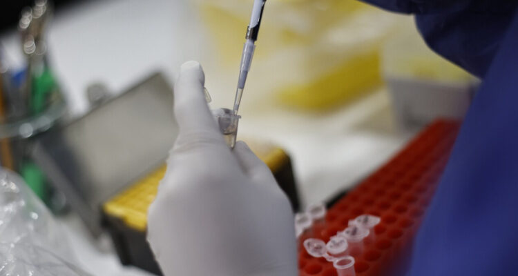 Minsal anuncia sumario tras confusa alerta del ISP por retiro de insumos de Laboratorio Sanderson