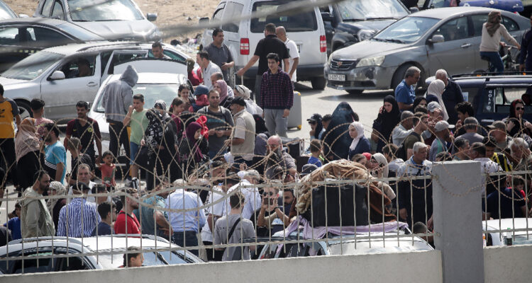 Israel bombardea cruce de Rafah, donde se concentran miles de evacuados