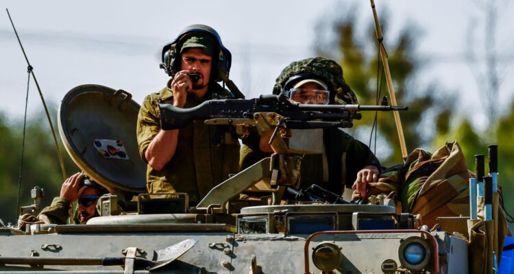 Soldados israelíes patrullando cerca de la frontera con la Franja de Gaza
