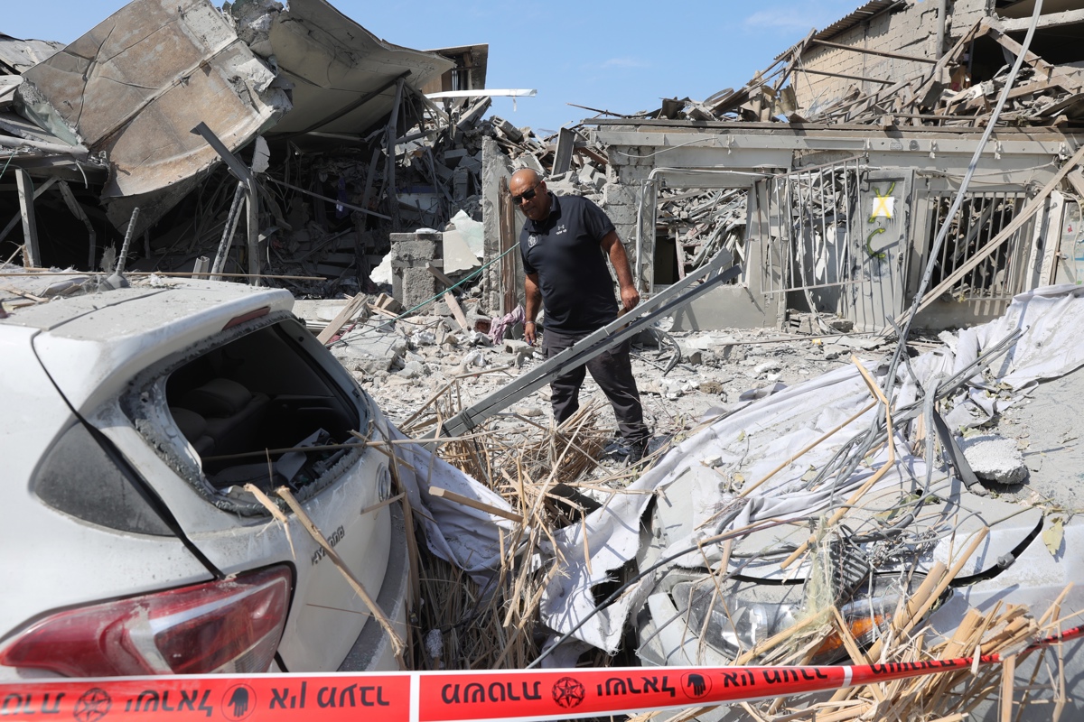 Tel Aviv (Israel), 08/10/2023.- La policía acordona un edificio destruido por los cohetes de Hamas en Tel Aviv, Israel este domingo.