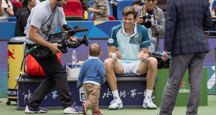 Hijo de Nicolás Jarry irrumpe en la cancha y se roba las miradas en Masters de Shanghái