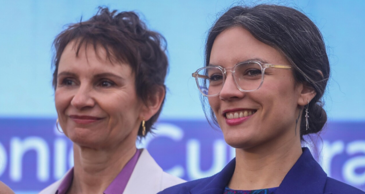 Ministras del Interior, Carolina Tohá, Vocera de Gobierno, Camila Vallejo, de la Mujer y la Equidad de Género, Antonia Orellana, y el director nacional del INDAP, Santiago Rojas, inauguran la Expo Patrimonio Cultural Mujeres Rurales, muestra que entre el 11 y 12 de octubre reunirá en la Plaza de la Constitución a más de 40 artesanas y agricultoras y sus organizaciones.