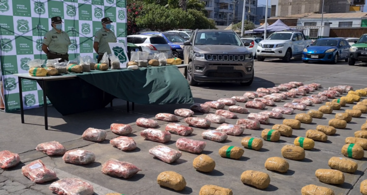 El procedimiento de Carabineros dejó 4 detenidos, todos extranjeros mayores de edad. La droga incautada equivale a más de 1.400 millones de pesos.