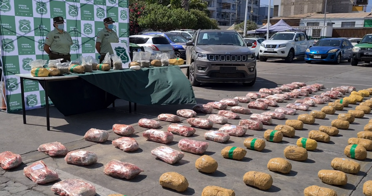 El procedimiento de Carabineros dejó 4 detenidos, todos extranjeros mayores de edad. La droga incautada equivale a más de 1.400 millones de pesos.