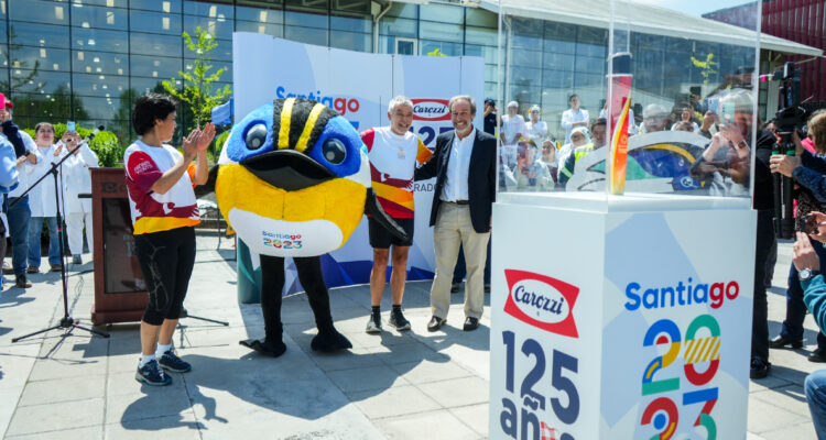Junto a triatleta Valentina Carvallo: reciben antorcha de Santiago 2023 en planta de Carozzi