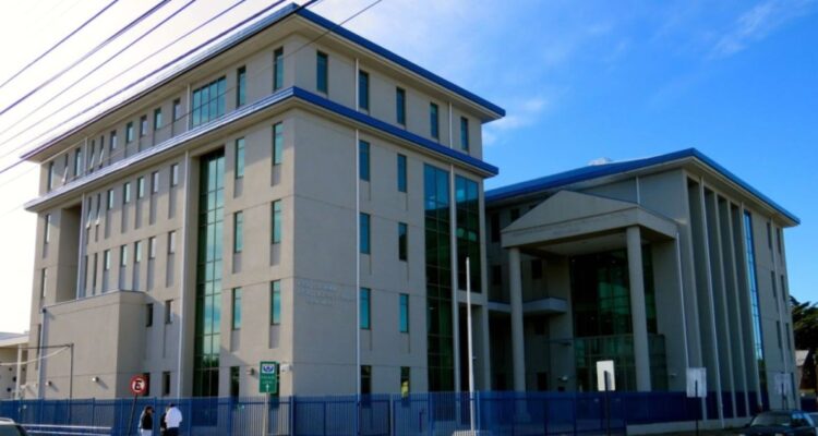 Padre e hijo a prisión preventiva por homicidio frustrado en Punta Arenas: Denuncian golpes con bate