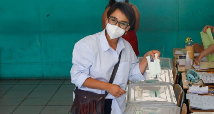 Formalizarían a Karina Oliva por fraude en campaña electoral: defensa dice que no han sido notificados