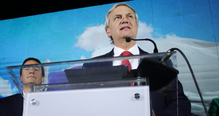 El fundador del Partido Republicano, José Antonio Kast, realiza un punto de prensa oficial en su comando tras conocerse los resultados de las elecciones en donde su sector lideró el escrutinio.