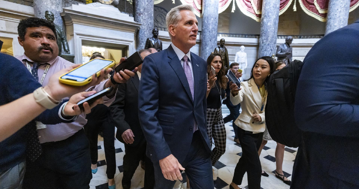 Kevin McCarthy caminado por el Hall del Congreso Estadounidense