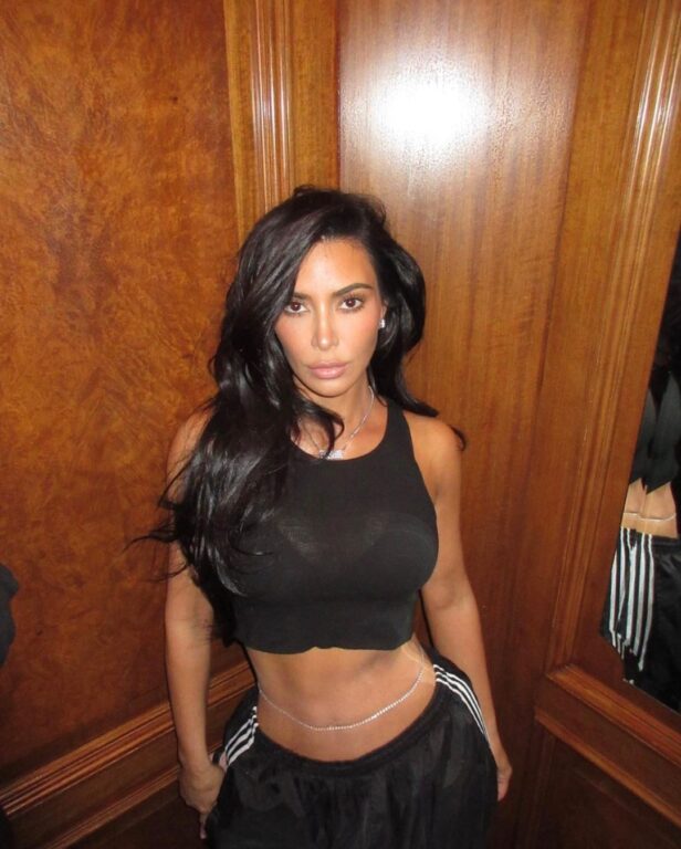 Kim Kardashian posando en un ascensor