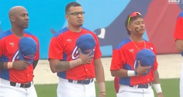 La Roja de béisbol se emociona hasta la lágrimas en Santiago 2023.