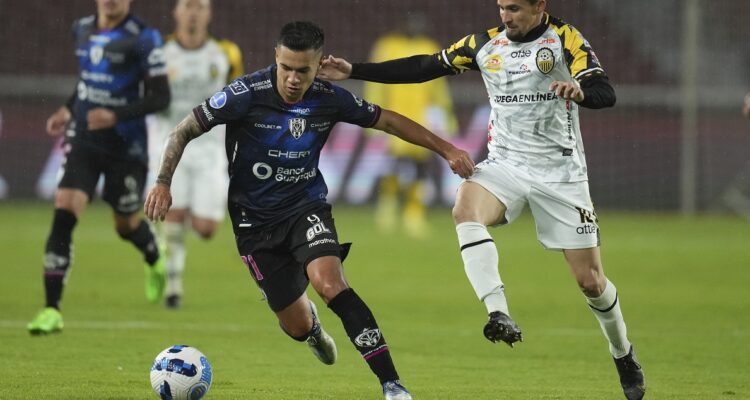 Matías Fernández fue convocado a La Roja.