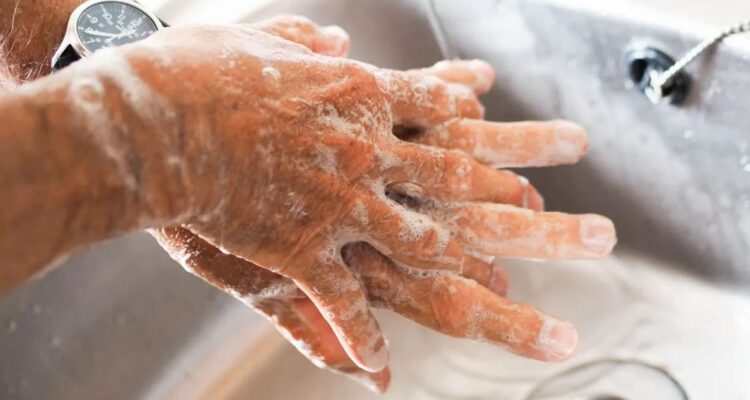 Lavarse las manos puede salvar vidas. Revisa cómo un lavado o higiene influye en la salud y los 10 momentos donde siembre debes lavarte las manos.