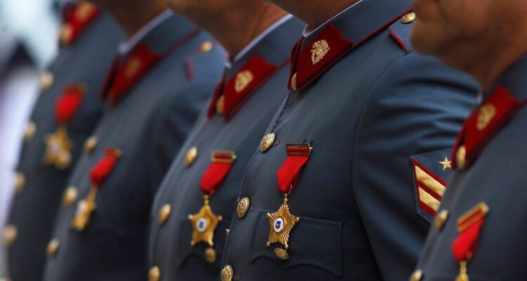 Del marido a la nuera: informe revela que coronel Martínez pagó viajes familiares con dineros fiscales