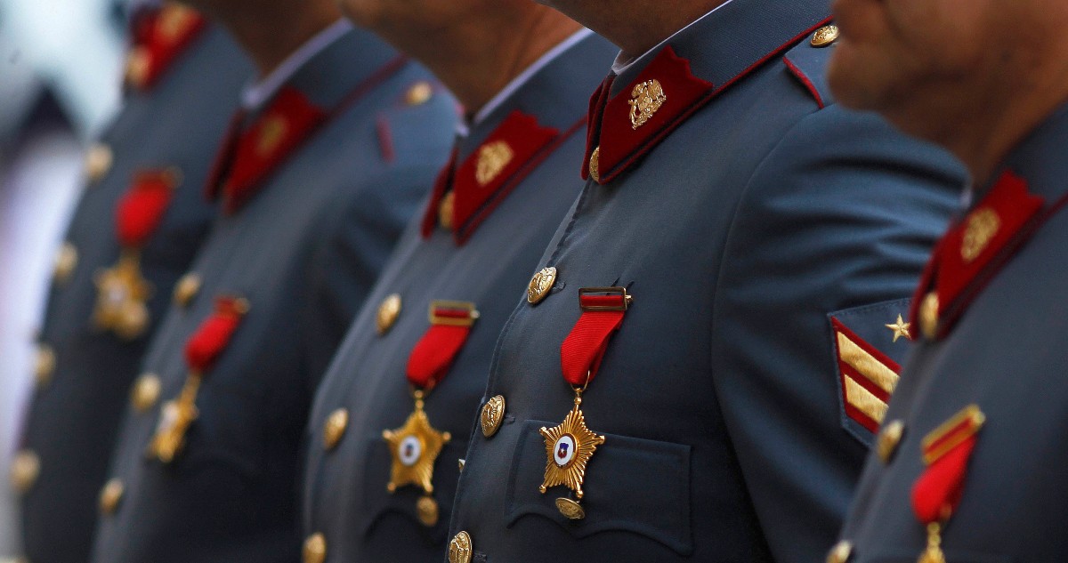 Del marido a la nuera: informe revela que coronel Martínez pagó viajes familiares con dineros fiscales