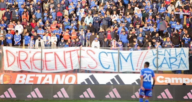La Hinchada de la U atacó con lienzos a su dirigencia de Azul Azul