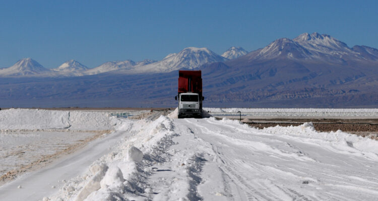 “Lleno de obstáculos”: JP Morgan le pierde fe a Chile con el litio y reitera que Argentina lo superará